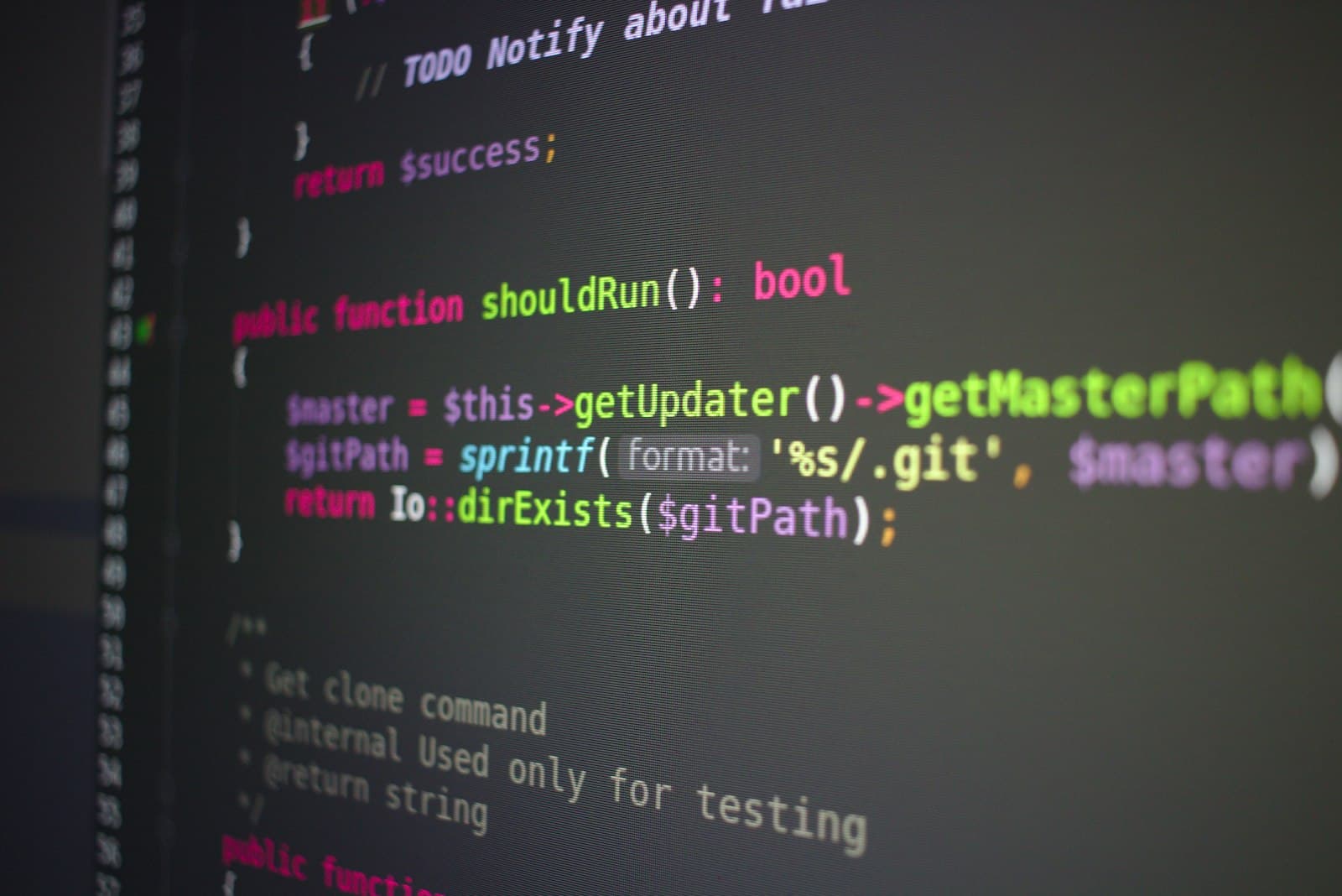 Kod PHP w edytorze na ciemnym ekranie, fot. Peter Masełkowski / Unsplash