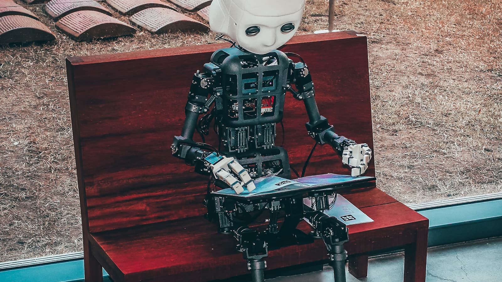 Wizualizacja agenta AI w sklepie online, fot. Steve Johnson / Unsplash